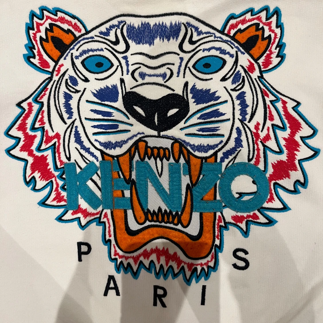 Vit sweatshirt från Kenzo med tigerbroderi - 1