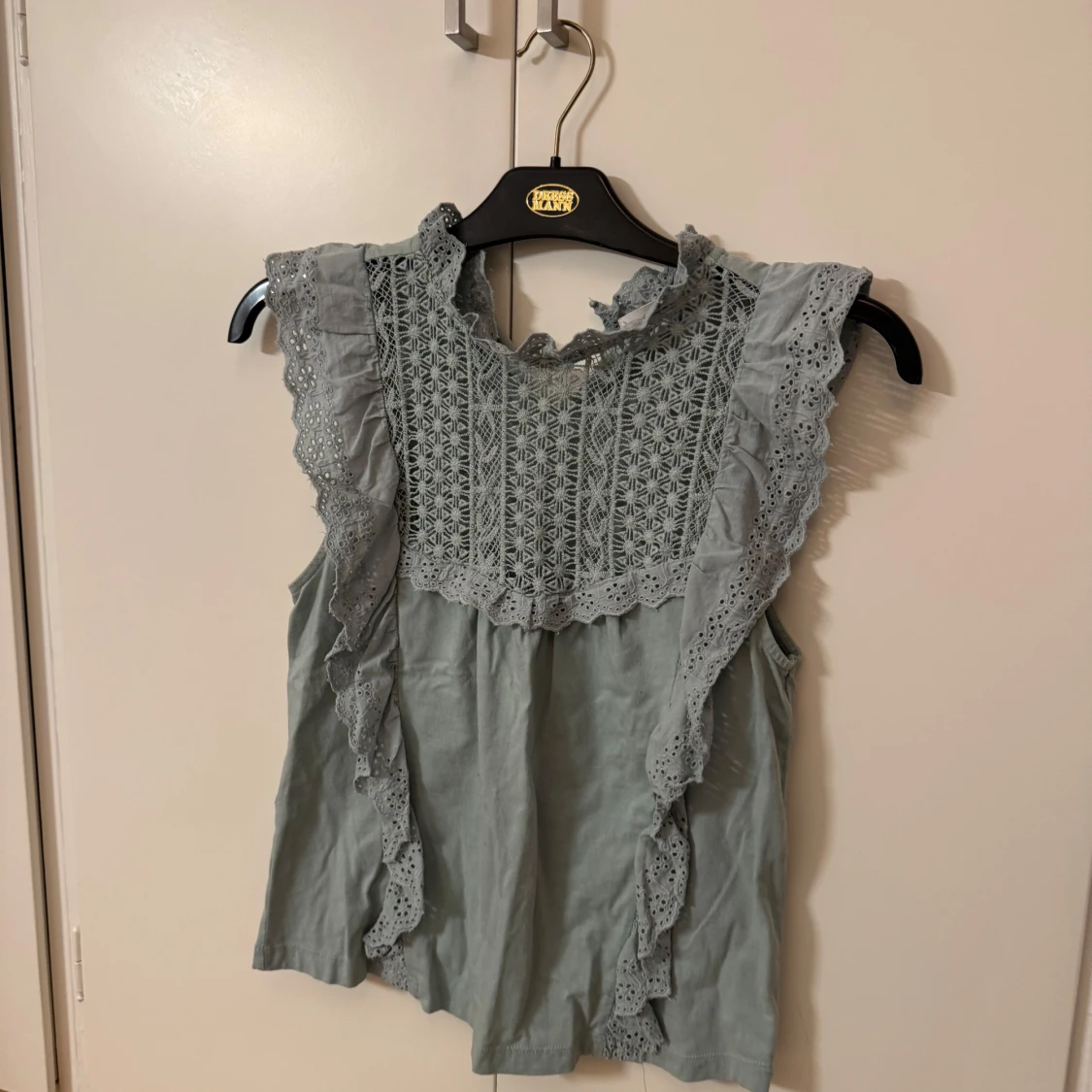 Grön ärmlös blus från Mango