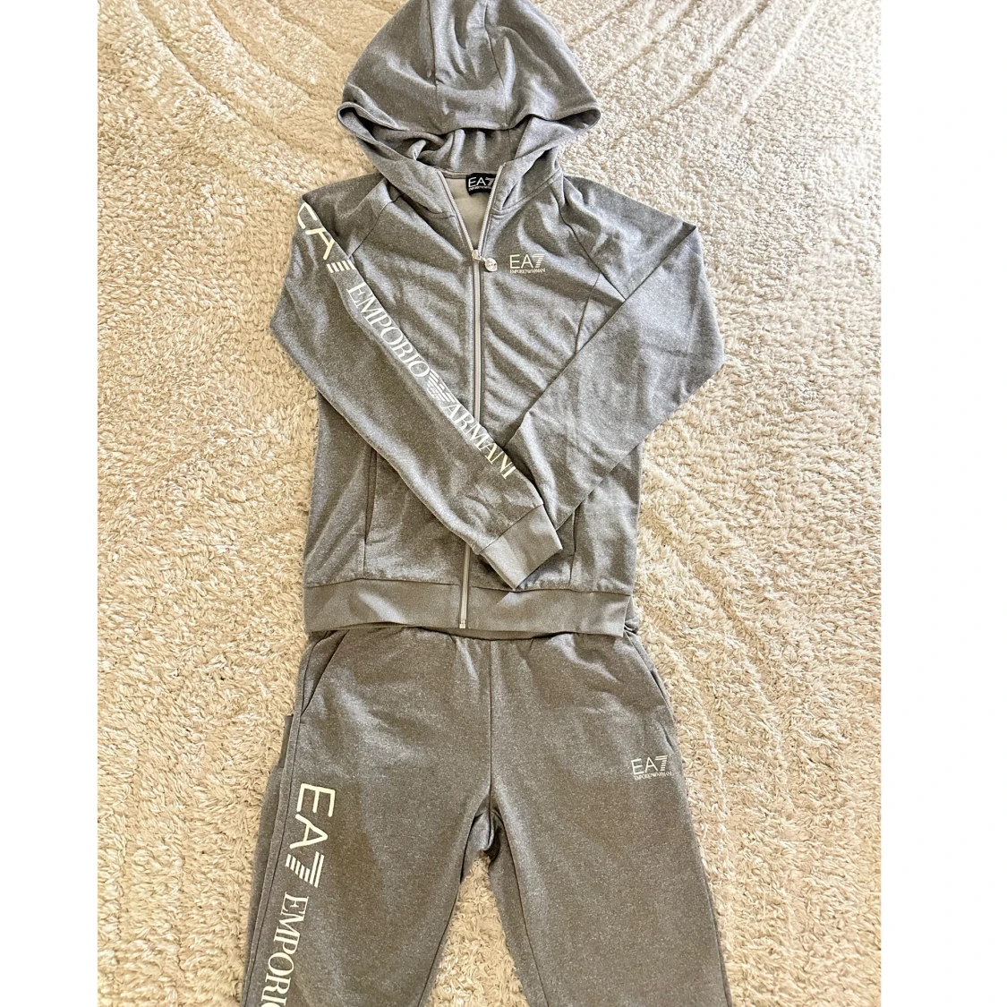 Grå hoodie och byxor från EA7 Emporio Armani - 1