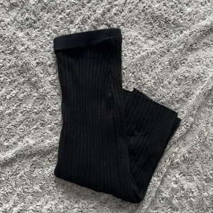 Ribbad kjol Vero Moda  - Fin ribbad kjol från Vero Moda i storlek medium, använd ett fåtal gånger men i toppen skick🩷