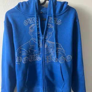 Youspoo hoodie med rhinestones  - Snygg blå hoodie från youspoo med drag kedja och rhine Stones säljer för att den är för liten. PRISET är inte hugget i sten och går att diskutera.🤩