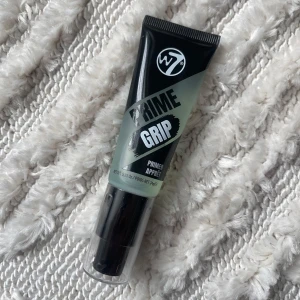 W7 Prime Grip Primer - Säljer en W7 Prime Grip Primer som är oanvänd, är en dupe på Milk Makeup/E.l.f hydro grip primer. Baksidan av korken är lite grumlig pga jag försökte ta bort klistret med Svinto.
