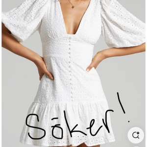 Vit showpo klänning med puffärmar - Söker denna klänningen från showpo till min student i sommar, skriv jätte gärna om du har en och vill sälja🩷🩷