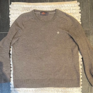 Morris 100% Merino Sweatshirt Tröja Brun - Säljer en stilren tröja från Morris i 100% merinoull. Storlek: M men sitter optimalt för S/XS