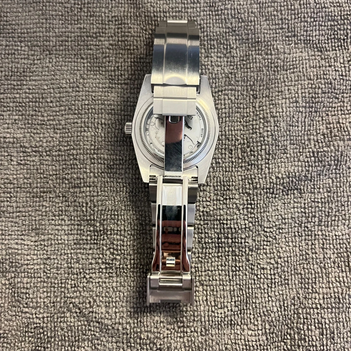 Silverfärgad klocka med svart urtavla Seiko Mod - 1