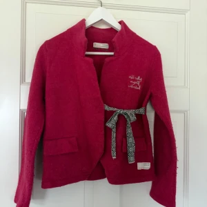  Odd Molly- kofta - Säljer en mörkare rosa kofta från Odd Molly med broderad text på bröstet och mönstrat band. Koftan är i storlek 3 men har krympt en aning i tvätten och motsvarar idag ungefär S/M. Tar gärna fler bilder då ljuset kan vara lite missvisande💕