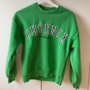 Tröja - Grön sweatshirt från Ginatricot. 