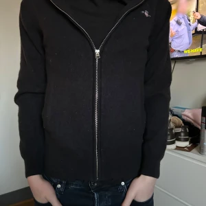 Svart ulltröja från gant - svart gant tröja i superfin lammull. sydd i armen för d var hål innan