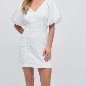 Studentklänning  - Snygg vit klänning med puffiga kortärmar och v-ringning. Slutsåld på hemsidan. Aldrig använd, inte uppplockad. 