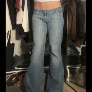 Ljusblå lågmidjade bootcut jeans - Superfina lågmidjade jeans i bootcut passform. I överlag fint skick bara lite slitna längst ner där bak då det är lite nertrampade!  Storlek 29×30. Hör av er för mått❤️🙏