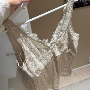 Satinlinne - Satinlinne från H&M, aldrig använd, strl L