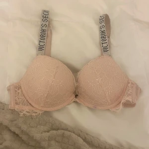 Victoria secret bh - Säljer denna super fina ljus rosa Victoria’s Secret bhn i spets och glitter band. Det saknar lite glitter på ena bandet men går säkert att köpa nytt och limma på. Det finns också några fläckar som ser ut som ”missfärgningar” men vet ej då de va så när ja köpte den.Det kanske försvinner i tvätt men då kan mer glitter ramla av också. Aldrig använd av mig men verkar använd av tidigare ägare. Storlek 75A. Pris kan diskuteras 
