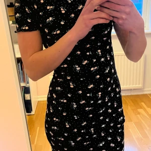 Blommig sommarklänning - Söt blommig klänning från H&M, perfekt till sommaren. Endast använd någon enstaka gång men nu är den för liten tyvärr. 