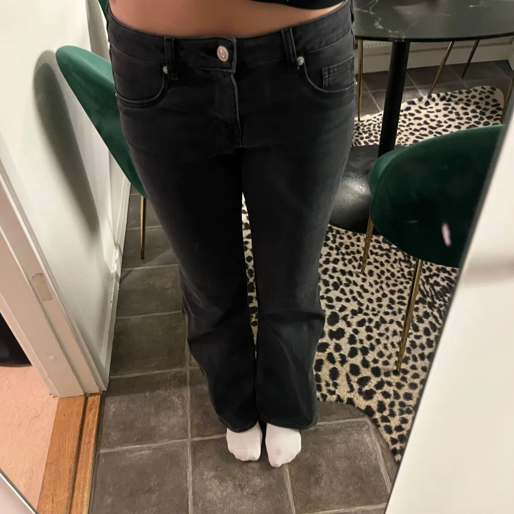 Säljer dessa jeans från H&M då de är lite korta på mig som är 176cm💕 De är lågmidjade och är bootcut, väldigt bra skick då de är använda fåtal gånger! . Farkut & Housut.