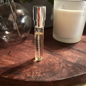 Essnce Dirty Dancing 8 ml - Endast testad ca 5 sprut. Kan säljas tillsammans med de andra 8 ml på min Plick. 