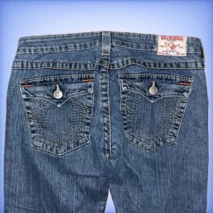 True religion jeans  - Ett par jättefina bootcut, lågmidjade true religion jeans i ett fint skick! 💙 Hör av dig ifall du har frågor!💙