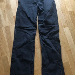 Svarta jeansbyxor från Never Denim - Säljer ett par jeansbyxor från Never Denim. De är högmidjade med vida ben och knapp gylf. På sista bilder har jag på mig samma modell fast en storlek större och annan färg så man ser hur de ser ut på. De är välanvända men i bra skick, säljer då de är för små! Jag säljer även fler par i samma model! Nypris 599kr. Skriv gärna om du har frågor eller prisförslag! 🤗