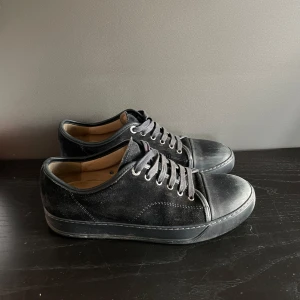 Lanvin - Säljer dessa riktigt snygga skorna från lanvin, ritkgit stilrena, bra  skick men finns tecken på användning, framförallt på toe capen. Storlek 6  , passar runt 41. Hör av dig vid fler frågor