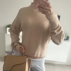 Beige tröja från & Other Stories - Säljer en stilren beige tröja från & Other Stories. Nypris cirka 500-600, jag säljer för 165kr 