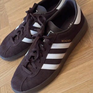 Bruna Adidas samba / münchen sneakers - Snygga bruna Adidas München sneakers i mocka. Dom är i mycket bra kvalitet, bara använda några få gånger. Pris kan diskuteras, det är bara att skriva!