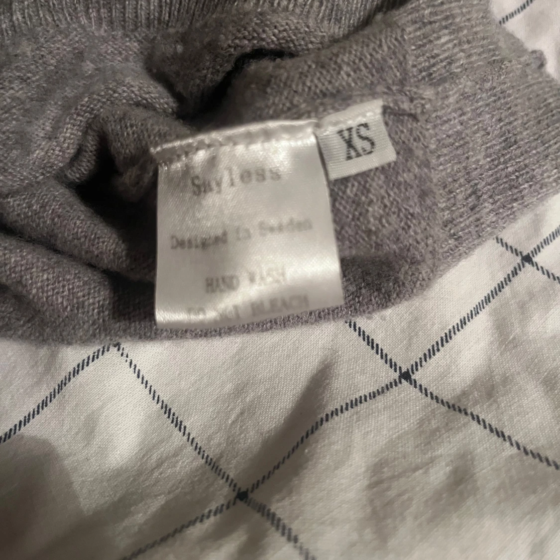 Grå cashmere hoodie från Sayless - 2