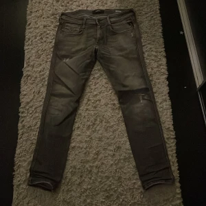 Replay Anbass - Säljer mina Replay anbass. Skicket är bra, det finns ett litet hål i jeansen (Bild 4). Priset kan diskuteras vid snabb affär. Jeansen är storlek 34, dom är små i storlek så de passar även 33,32!