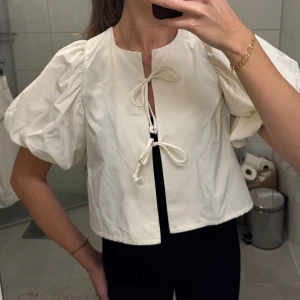 Blus med rosetter och puffärmar  - Knytningar, superfin och bra kvalitet! Inga fläckar eller defekter