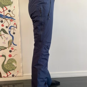 Blå skidbyxor från Everest - Säljer ett par blå skudbyxor från Everest. Byxorna har en hög midja och dragkedjor på sidorna. Knappt använda. Fint skick. Storlek 36. Jag är 167 cm lång.