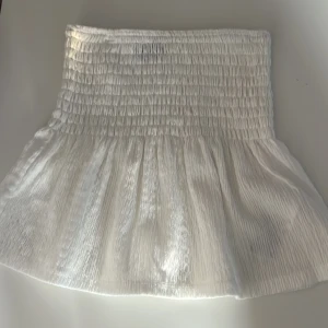 Söt Gina tricot blus💕 - Supersöt vit Gina blus, säljer då den är för liten för mig❤️ Skriv om frågor 