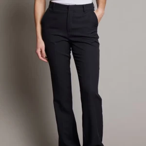 Svarta kostymbyxor från Bik Bok - Snygga svarta kostymbyxor från Bik Bok modell Vilma. Byxorna har en rak passform och är perfekta för en stilren look. De är tillverkade i ett bekvämt material och har en hög midja för en smickrande siluett. Säljer pågrund av förstora, använda fåtal gånger. Köpta för 499💕💕