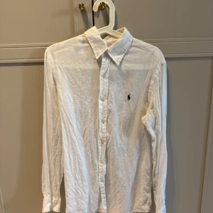 Linne skjorta Ralph lauren custom slim fit - Linne skjorta custom slim fit i storlek S, (i stort sett samma storlek som en slim fit M), cond 10/10 skanna qr vid verifiering. Pris diskuterbart vid snabb och smidig affär. Nypris ca 2300:-