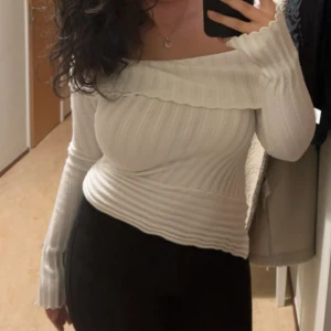 topp - vit ribbad offshoulder tröja med asymmetrisk design, jätte bra skick säljer pga den ej kmr till användning, pris kan diskuteras 🌸