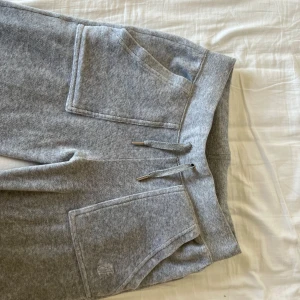Juicy couture byxor - Jättefina Juicy Couture byxor, jättebra skick!! Skriv ifall du har funderingar!🥰