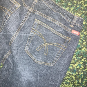 Mörkgrå bootcut jeans  - Jättefina bootcut jeans med broderade bakfickor, säljer för att de är för stora men de är i jättebra skick💞 skriv för funderingar och närmare bilder🫶🏼💓 kan absolut tänka mig sänka pris bara lämna ett prisförslag💓💓💓 