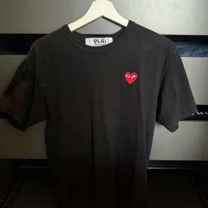 Comme des garçon tröja - Säljer en t shirt från comme des garçon utan tecken på användning. Tröjan är i storlek L men passar storlek M då den är ganska liten i storleken. Nypris 1200kr