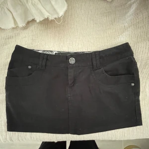 Jeans kjol - Svart jeans kjol i storlek 36/S. Har tyvärr inga bilder på då de är försmå för mig. Dragkedjan är tyvärr trasig men går att fixa hos skräddare!!