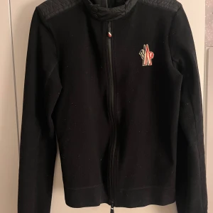 Moncler cardigan i fleece - Moncler cardigan i fleece i jätte fint skick storlek M! 