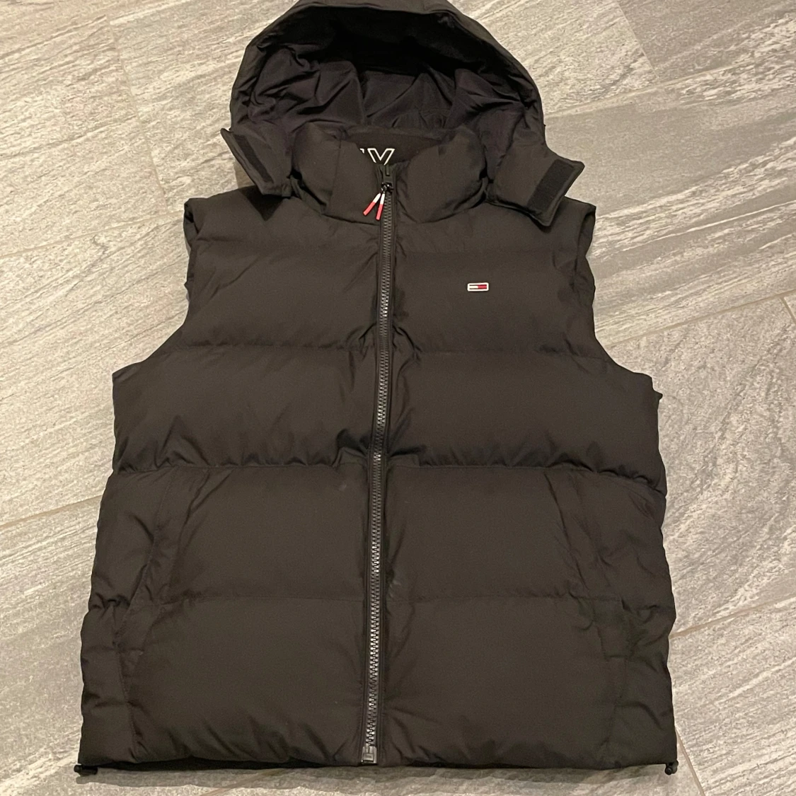 Svart dunväst med avtagbar huva