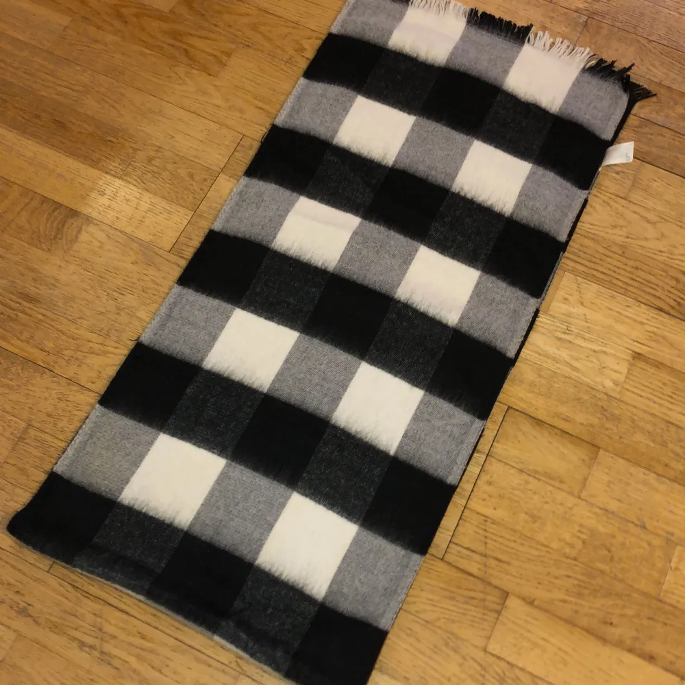 Halsduk i fint skick, passar både kille och tjej. Muu.