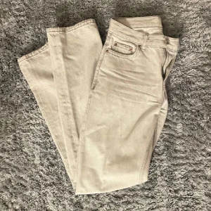 Gina Jeans - Straight ljusgråa jeans ifrån gina