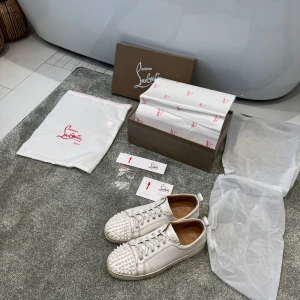 Christian Louboutin vita - Hej säljer mina Loubs som jag har haft i 1 år nu och är sugen på något nytt, storleken är 43 men passar 44 också. Ca 7/10 skick men har försökt att hålla dom rena och fina året om så dom är sparsamt använda. Köpte dom nya här på plick men tyvärr utan kvitto. Bara att skriva om du har frågor eller annat så svarar jag så fort jag kan fraktar även samma dag eller dagen efter! 🔥