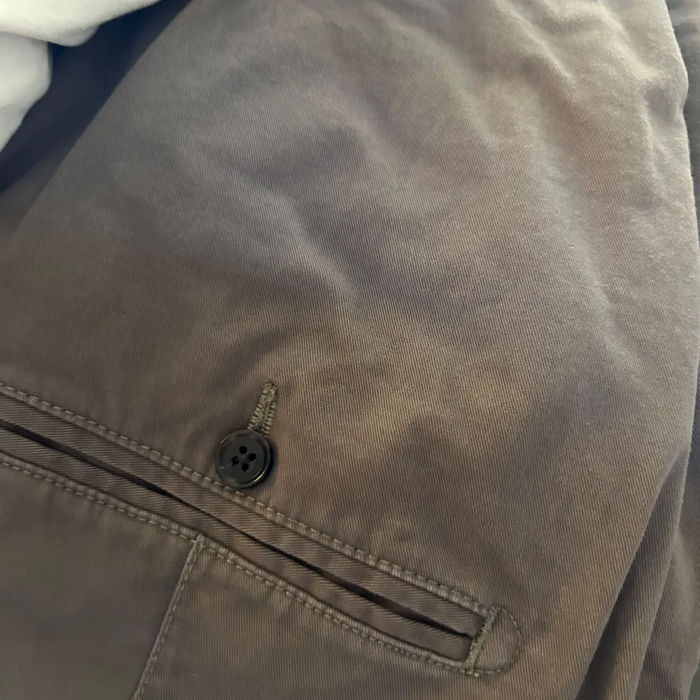 Helt oanvända John Henric chinos beig/bruna. Bild nummer 1 speglar inte riktigt färgen (tror det beror på ljuset se därav bild nummer fem. Säljer 8 par chinos och linnebyxor i samma storlek och olika färger så vänligen se min sida för fler färger, vid köp av flera par fixar jag en riktigt go deal! De är förhållandevis små i storleken. w36 är ungiefär 34 i vanliga storlekar.. Farkut & Housut.