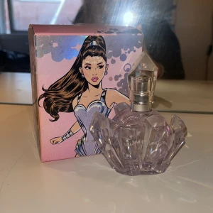 Ariana Grande parfym - R.E.M parfym av Ariana Grande. Knappt använd, och i fint skick. Förpackningen kommer med!