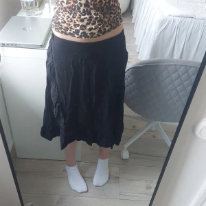 Svart kjol från Lindex - Säljer en svart kjol från Lindex i storlek 158/164, passar xxs och kanske xs också. Säljer då den är alldeles för kort för mig, inga defekter.💕Pris kan diskuteras! 