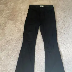 Säljer dessa low waist bootcut jeans från Lindex i storlek 158💕säljer pga för små använd några få gånger 🪩