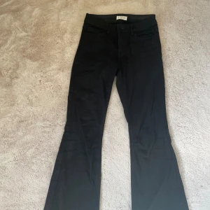 Svarta low waist bootcut jeans - Säljer dessa low waist bootcut jeans från Lindex i storlek 158💕säljer pga för små använd några få gånger 🪩