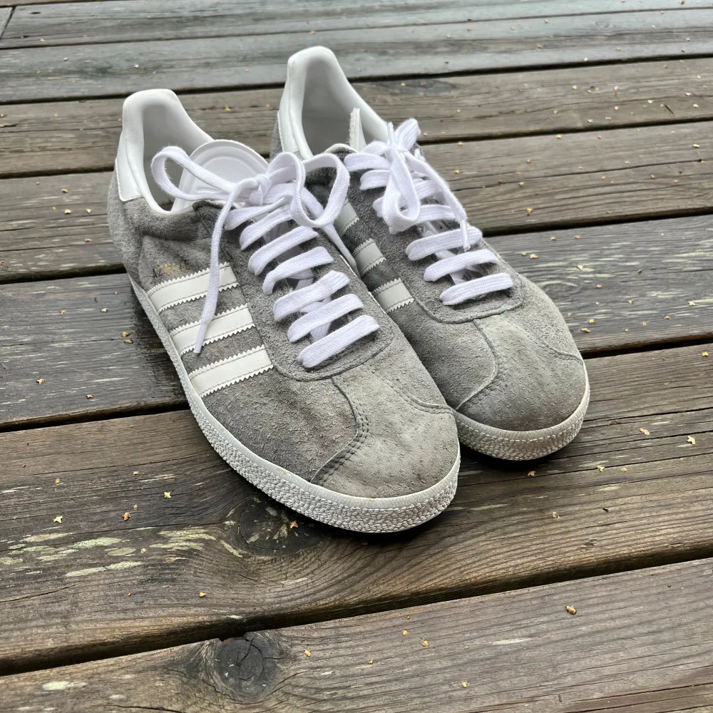 Ett par gråa adidas Gazelle. Inga stora defekter. Nypris: 1259kr (adidas hemsida). Storlek 42 men sitter som 41. Skor.