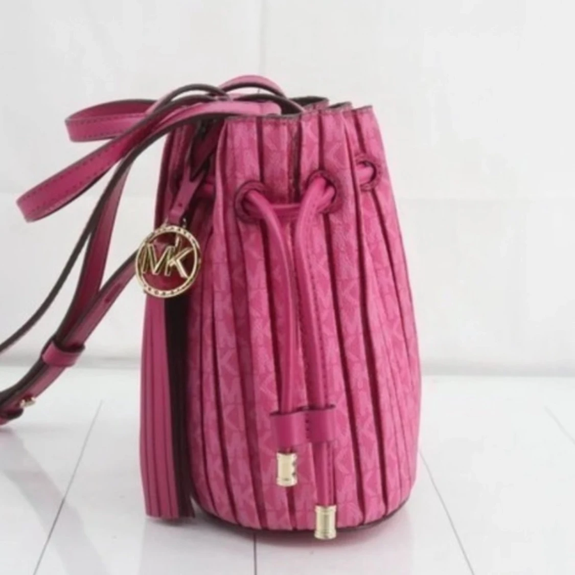 Rosa axelväska med mönster - 91