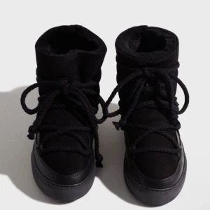 Inuikii skor - Säljer Mina inuikki skor, det finns tecken på användning då de inte är i nyskick. Köpta för 3000kr🙏🏼🙏🏼😇😇