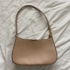 Beige väska  - Beige väska använd ett fåtal gånger💕